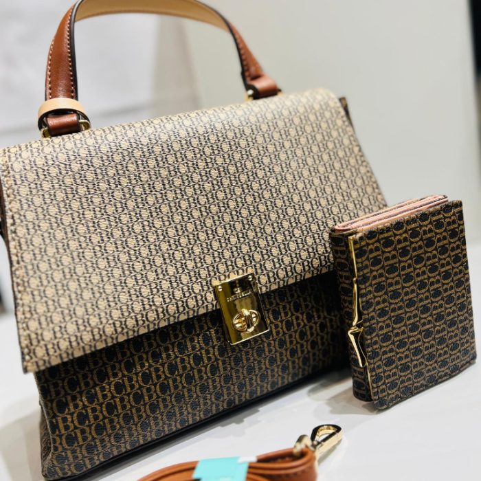 شنطة من ماركة كارولينا هيريرا – Carolina Herrera